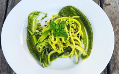 ESPAGUETIS DE CALABACÍN CON SALSA PESTO