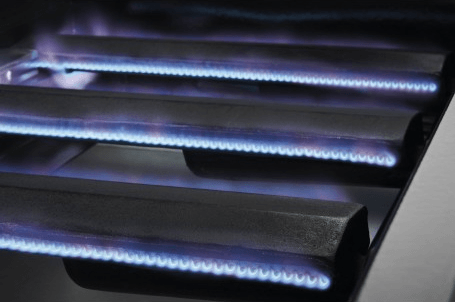 Primer plano de la potente llama azul de los 4 quemadores, el motor de cualquier cocina exterior modular de alto nivel