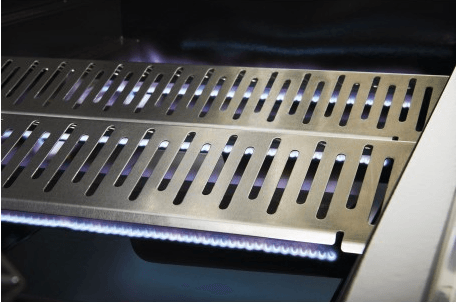 Detalle de los vaporizadores de acero inoxidable que protegen los quemadores de la barbacoa empotrable y mejoran el sabor