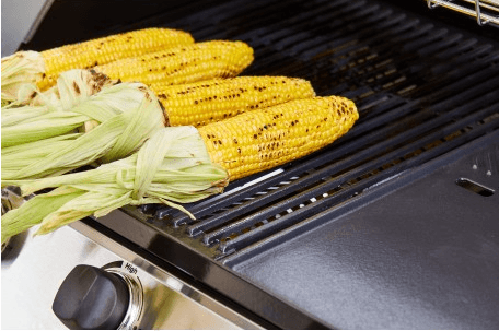 Cocción de verduras sobre la parrilla de hierro fundido de la barbacoa encastrable Discovery 1200E, ideal para una cocina exterior saludable