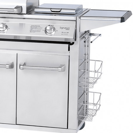 Detalle del lateral del carro de acero inoxidable con cestas de almacenamiento integradas, ideal para organizar utensilios en una cocina exterior modular