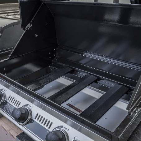 Estructura interna robusta y duradera de la barbacoa, diseñada para resistir las condiciones climáticas en una cocina exterior