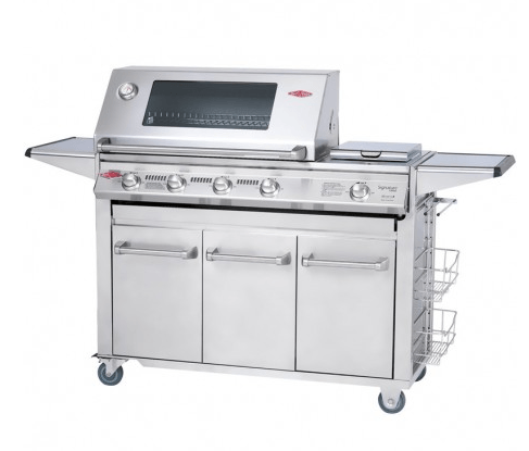 Vista frontal de la barbacoa de gas Signature de 6 fuegos sobre carro premium, destacando sus tres puertas de armario y estantes laterales para una cocina exterior completa