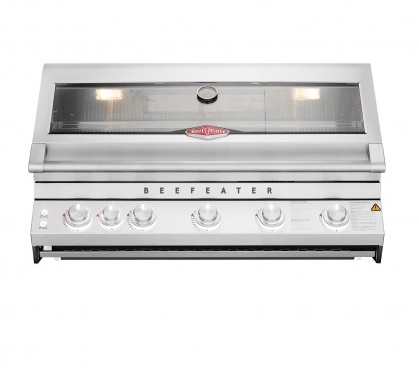 Vista frontal completa del cabezal de la barbacoa de gas encastrable BeefEater Signature 7000 Premium de 5 quemadores con ventana panorámica