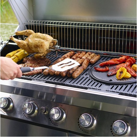 Vista de la amplia superficie de cocción de la barbacoa híbrida 6B, mostrando el sistema Grillstream cocinando carnes y verduras de forma simultánea