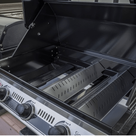 Primer plano de los deflectores de calor de acero inoxidable que garantizan una distribución térmica uniforme, ideal para una cocina exterior modular