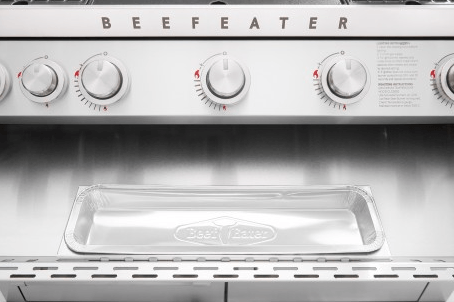 Vista de la bandeja recogegrasa frontal de acero inoxidable, diseñada para una limpieza fácil y rápida en la barbacoa BeefEater