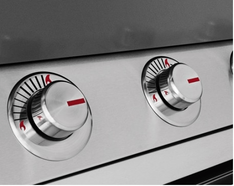 Detalle de los mandos de control cromados con sistema de encendido integrado de la barbacoa de gas BeefEater Signature 7000 Premium