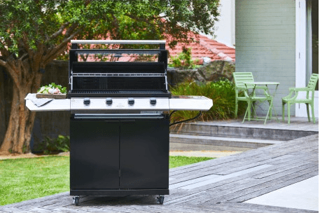 Barbacoa Discovery 1200E 4B con la tapa abierta en un entorno real, mostrando su capacidad como barbacoa encastrable móvil