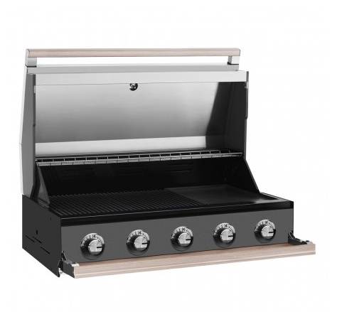 Diseño compacto y robusto de la barbacoa encastrable de 5 quemadores cerrada, perfecta para integraciones en encimeras de exterior de lujo