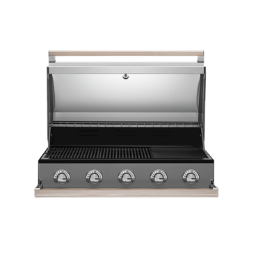 Acabado interior reflectante de la tapa para maximizar la convección en esta parrilla integrada de 5 quemadores