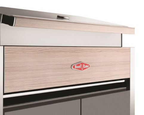 Panel frontal con acabado de diseño y logo de Beefeater, aportando un toque distintivo y elegante a cualquier cocina exterior modular