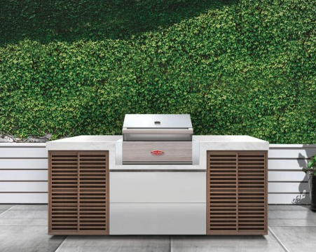 Instalación de la barbacoa Beefeater Discovery 1500 en una cocina de exterior moderna con acabados en madera, una alternativa estética a la barbacoa de obra