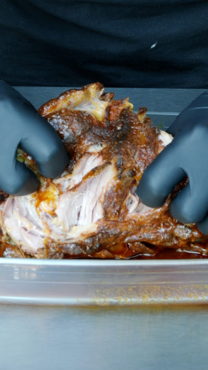 Cabezada de cerdo desmechada