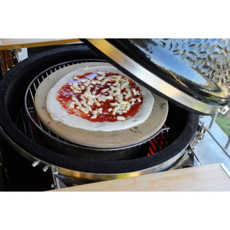 Preparación de pizza en el kamado Monolith, aprovechando su capacidad para alcanzar altas temperaturas de forma estable