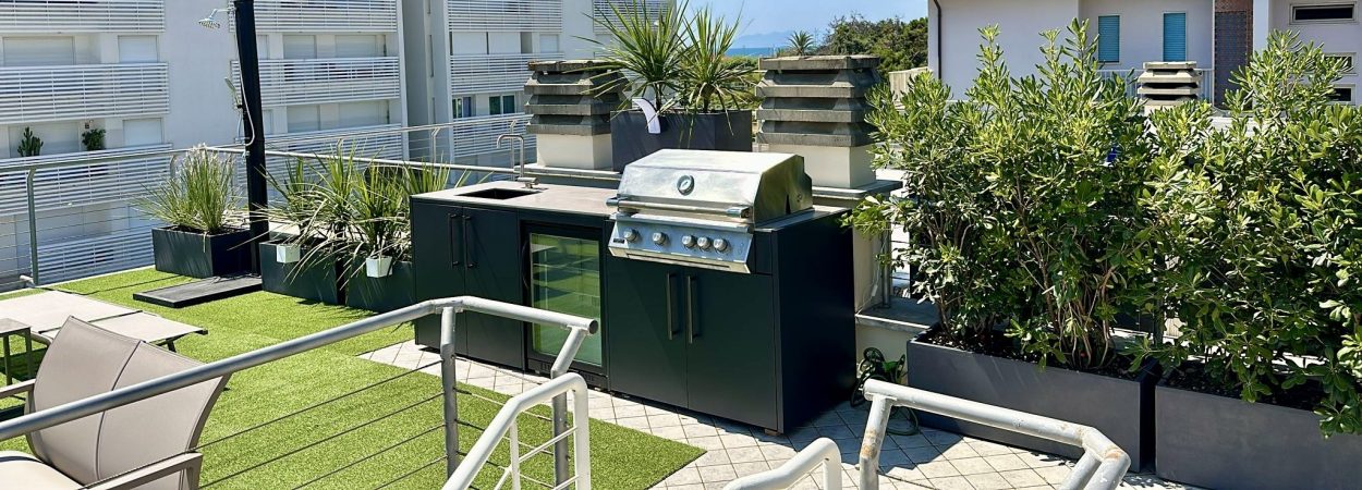 cocina exterior con barbacoa encastrable en la terraza