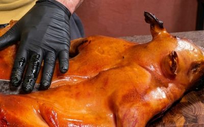 COCHINILLO ASADO AL KAMADO                                                                                                                                                                 EL SECRETO DE LA PIEL EXTRA CRUJIENTE