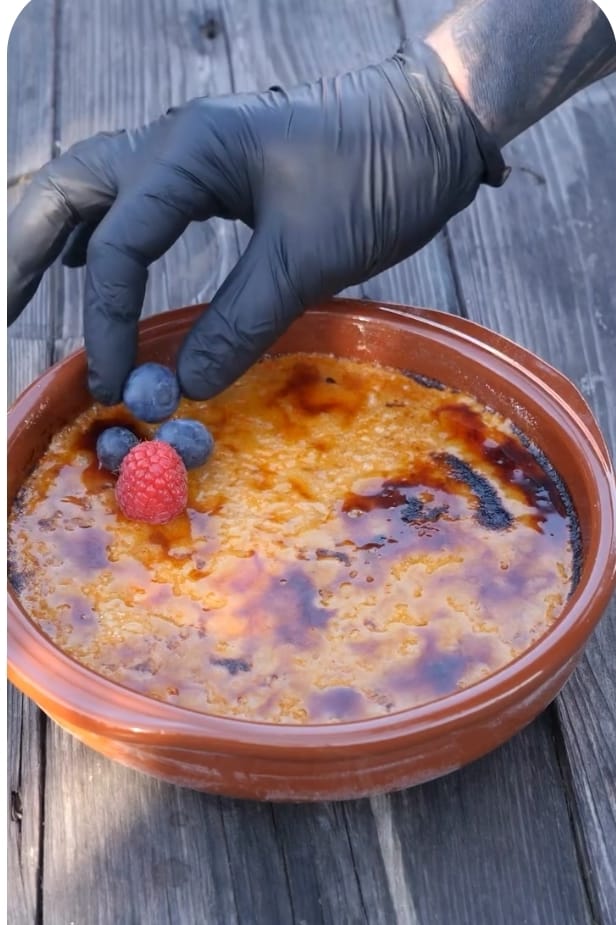 creme brule Postre gourmet de crème brûlée de pimiento de piquillo elaborado con el calor residual del kamado